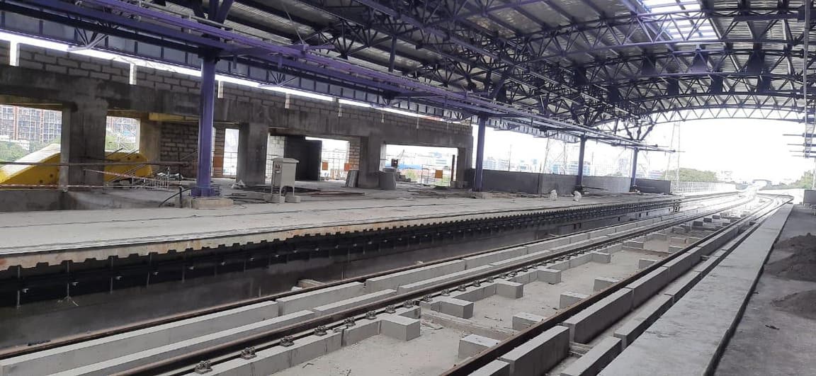 Wide view of the platform level under the roof structure.