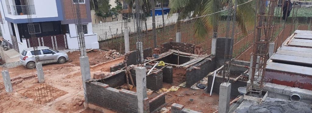 Ground-floor block walls and columns of the villas.