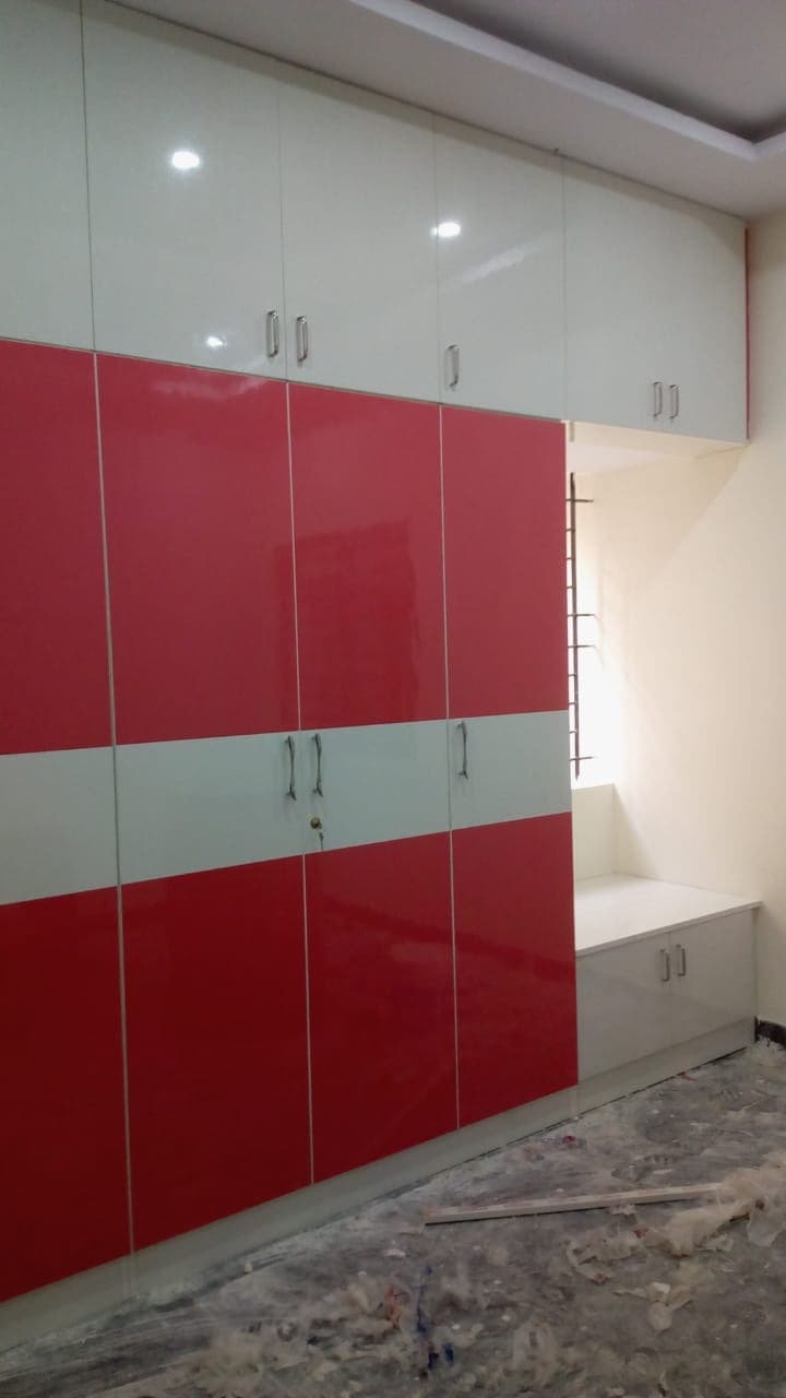 Wardrobe with red high-gloss shutters.